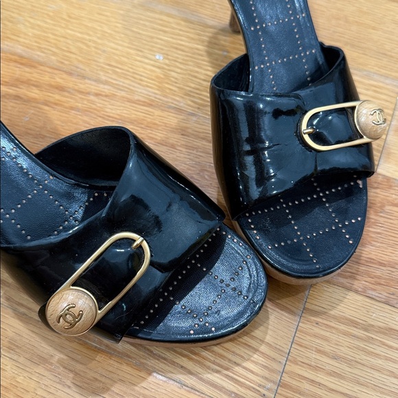 Chanel Black Patent Leather CC Heels - Picture 3 of 5